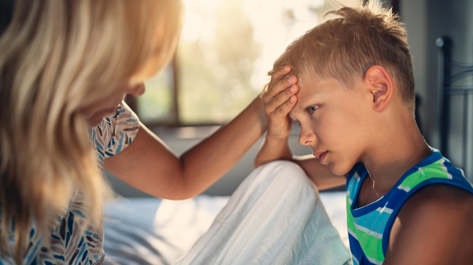 Junge hat Kopfschmerzen: Besonders bei Kindern führt eine Neuroborreliose häufig zu einer Hirnhautentzündung.