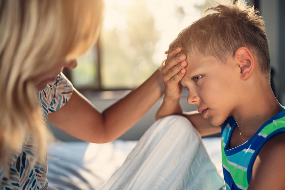 Junge hat Kopfschmerzen: Besonders bei Kindern führt eine Neuroborreliose häufig zu einer Hirnhautentzündung.