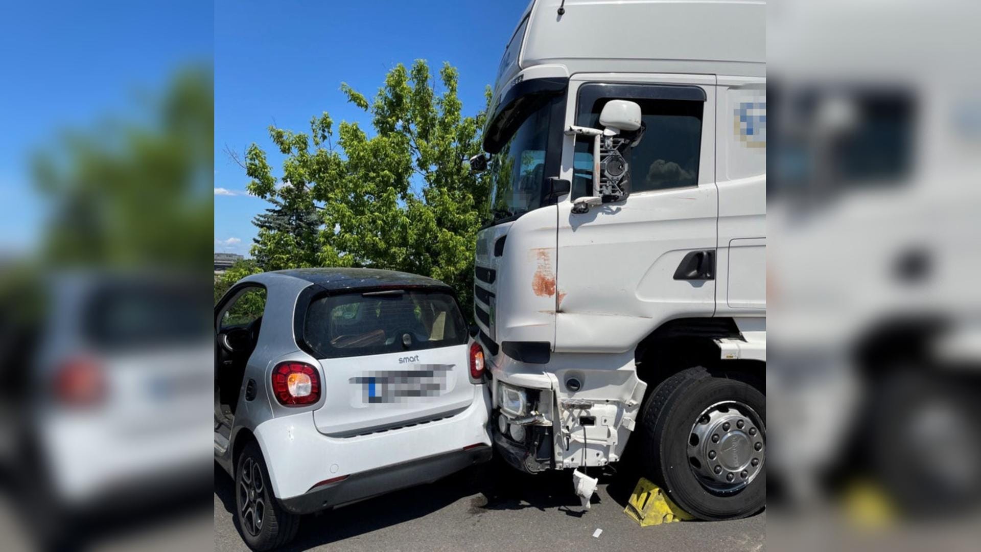 Der Smart vorm Lkw: "Oh mein Gott, das ist wirklich unfassbar mutig und aufmerksam!", befand ein Twitternutzer.