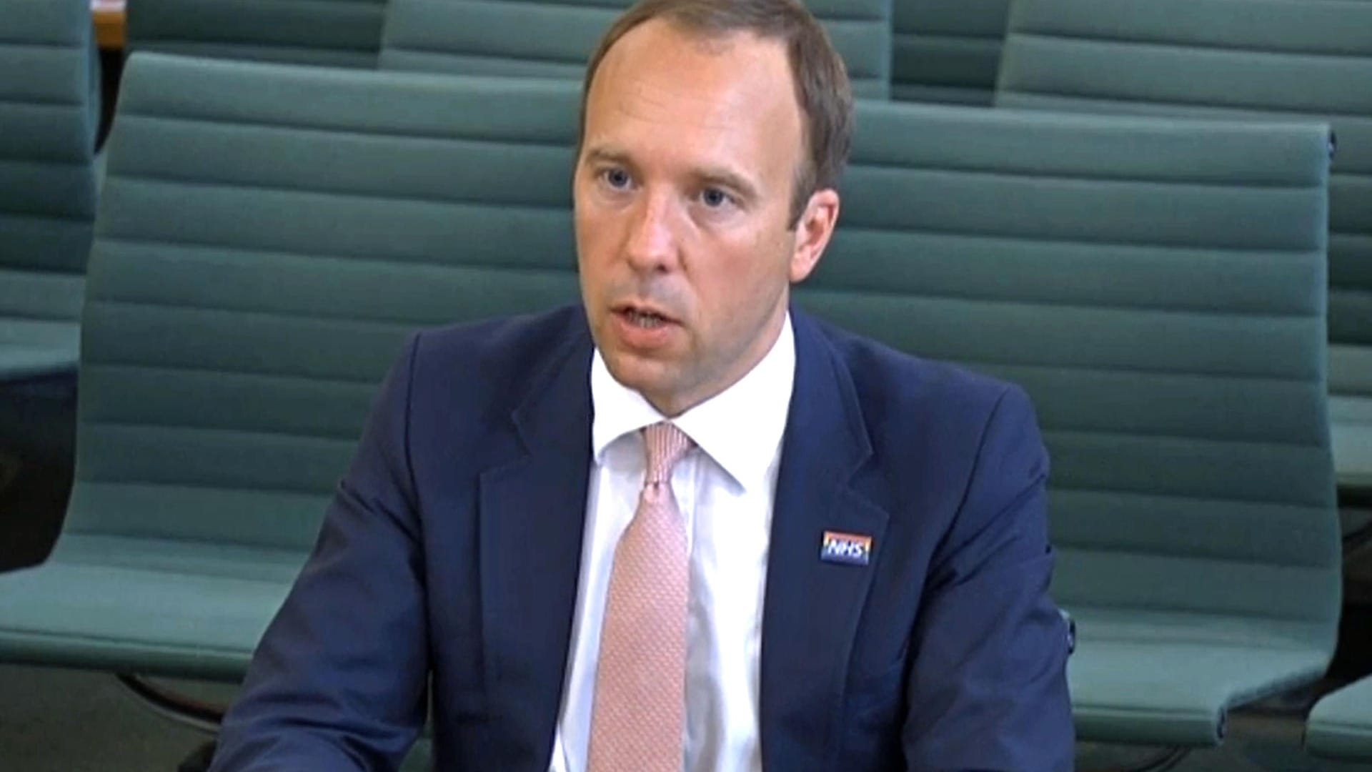 Matt Hancock, britischer Gesundheitsminister: Er verteidigt sich, es habe lediglich "örtliche Herausforderungen" gegeben. Matt Hancock, britischer Gesundheitsminister: Er verteidigt sich, es habe lediglich "örtliche Herausforderungen" gegeben.