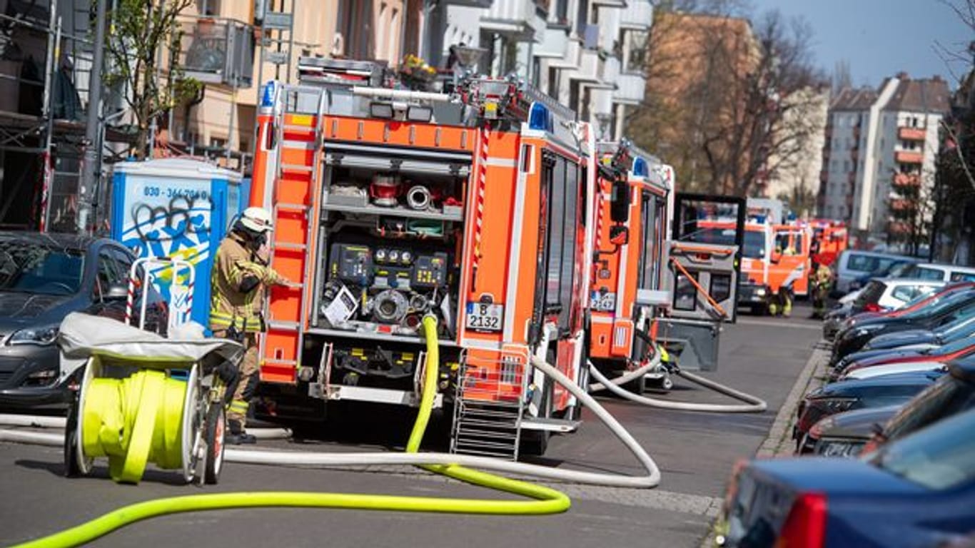 Feuerwehrautos stehen in einer Straße in Friedrichshain