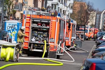 Feuerwehrautos stehen in einer Straße in Friedrichshain