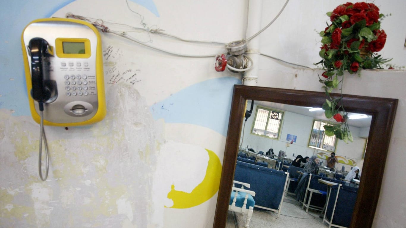 Telefon und Spiegel an einer Wand des Gefängnisses Evin (Archivbild): Hier werden politische Gefangene gehalten.