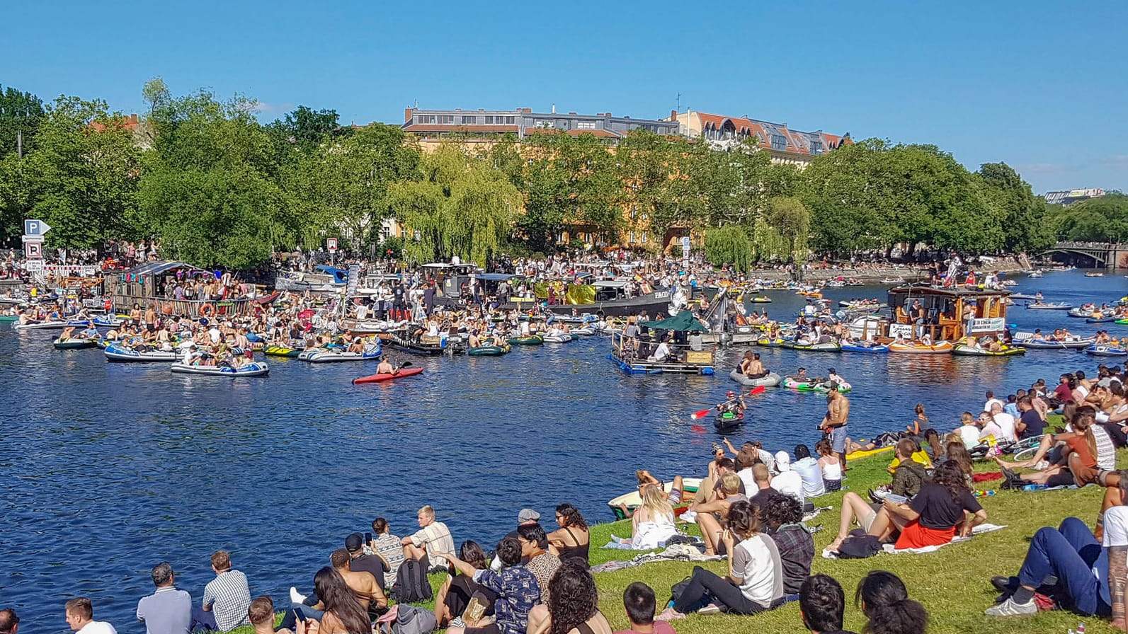 Demo auf dem Landwehrkanal und Urbanhafen am Pfingstsonntag 2020: Am 20. Juni heißt es in Berlin "Alle in einem Boot die Zweite – Rave-o-lution!".