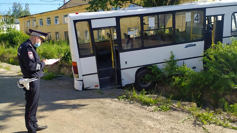 Ein Polizist an der Unfallstelle in der russischen Region Swerdlowsk: Der Bus war mit Arbeitern auf dem Weg zu einem Werk in der Stadt Lesnoy.