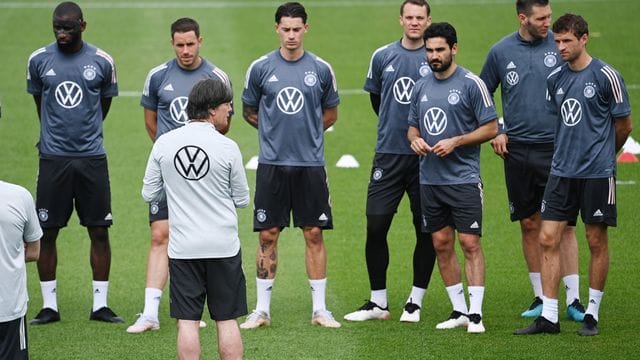 Alle da: Joachim Löw hat mit allen 26 Spielern das erste Training im Turnierquartier in Herzogenaurach bestreiten können. Alle da: Joachim Löw hat mit allen 26 Spielern das erste Training im Turnierquartier in Herzogenaurach bestreiten können.