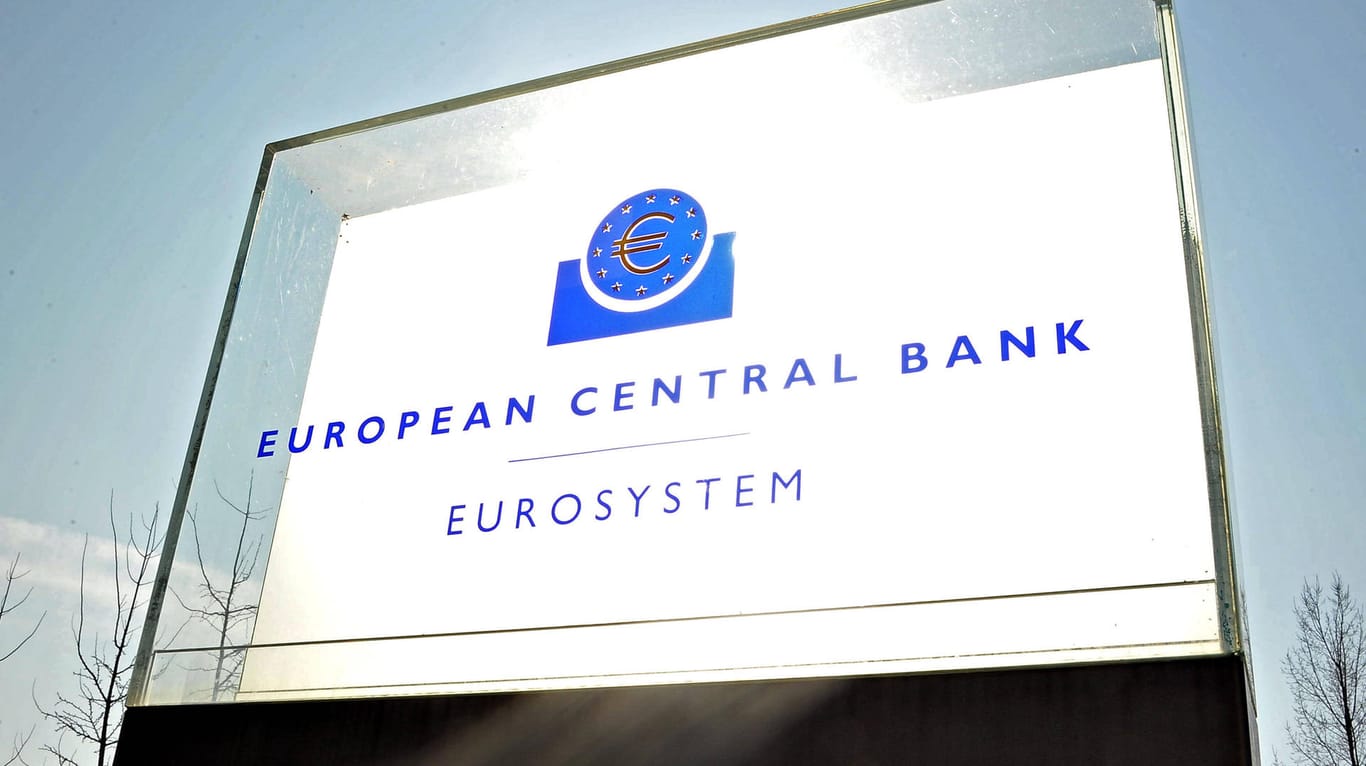 Schild der Europäischen Zentralbank (Symbolbild): Die EZB belässt den Leitzins bei null Prozent.