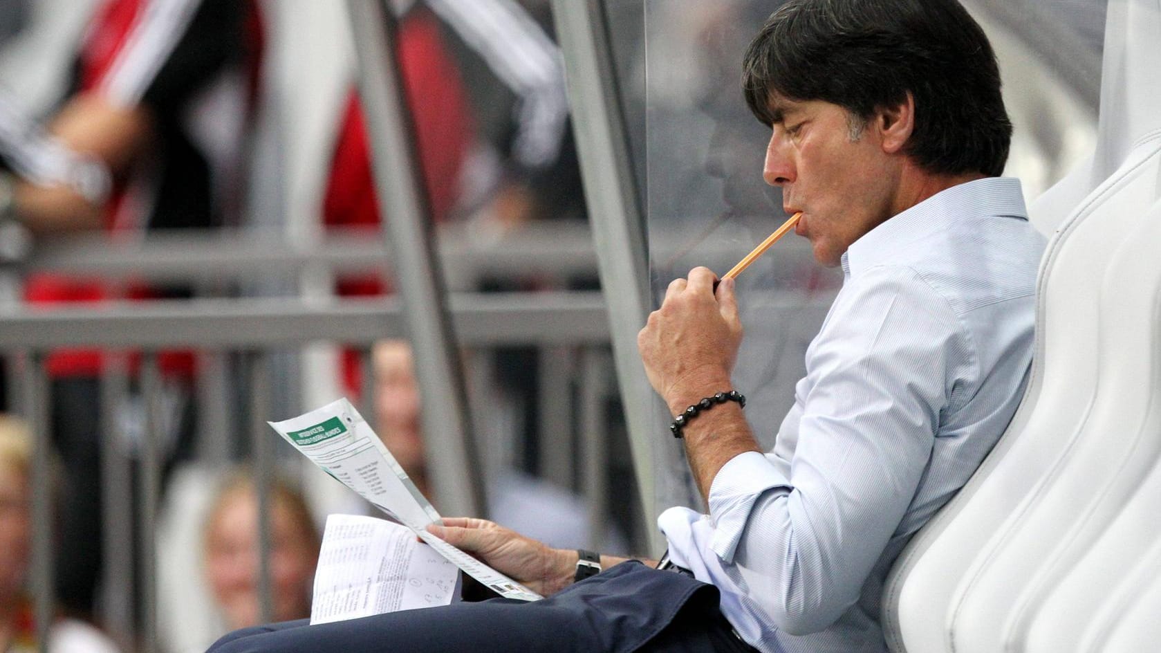 Wer steht gegen Frankreich in der Startelf? Diese Frage stellt sich nicht nur Bundestrainer Joachim Löw. Wer steht gegen Frankreich in der Startelf? Diese Frage stellt sich nicht nur Bundestrainer Joachim Löw.