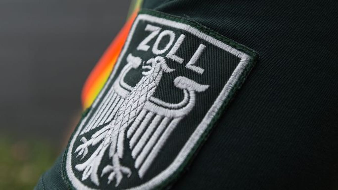 Das Wappen des Zolls ist am Ärmel eines Zollbeamten zu sehen