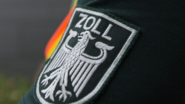 Das Wappen des Zolls ist am Ärmel eines Zollbeamten zu sehen