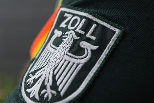 Das Wappen des Zolls ist am Ärmel eines Zollbeamten zu sehen