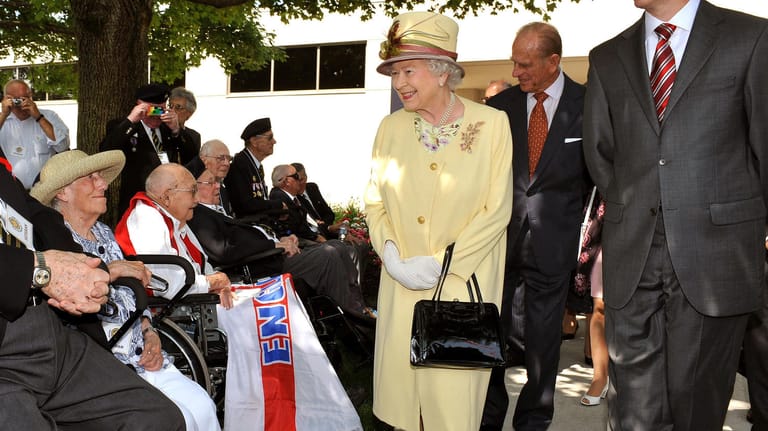 Queen Elizabeth II. im Jahr 2010 in Kanada: Ihre klassische Handtasche gehört immer dazu.