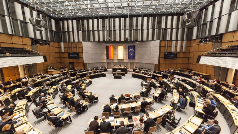 Blick in den Plenarsaal des Berliner Abgeordnetenhauses (Archivbild): Am 26. September wird in Berlin gleich mehrmals gewählt.