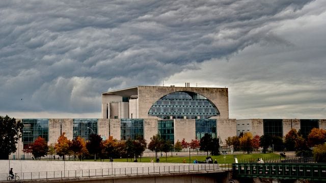 Das Kanzleramt in Berlin: Ein weißer Briefumschlag hat einen Polizeieinsatz ausgelöst.