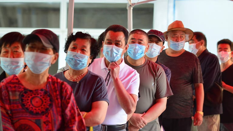 Eine Schlange in Anhui: Die Menschen wollen in der Region vermehrt geimpft werden, nachdem mehrere Infektionen gemeldet wurden.