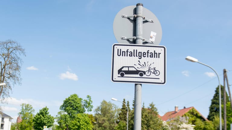 Ein Schild weist auf die Gefahr vor Zusammenstößen mit Radfahrern hin (Symbolbild): In Köln und Bergisch Gladbach sind bei Unfällen mehrere Personen verletzt worden.