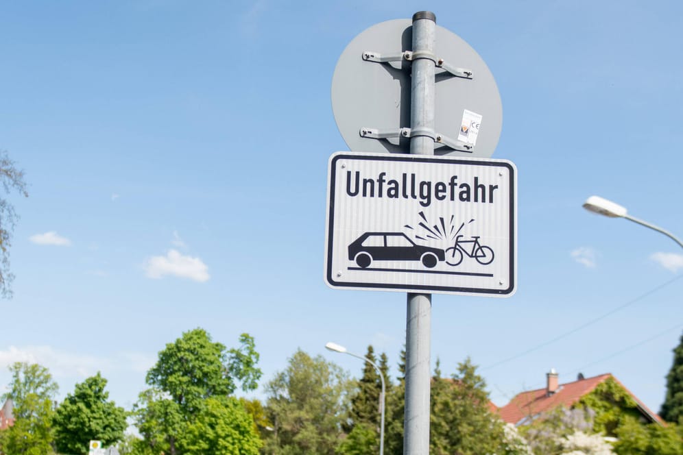 Ein Schild weist auf die Gefahr vor Zusammenstößen mit Radfahrern hin (Symbolbild): In Köln und Bergisch Gladbach sind bei Unfällen mehrere Personen verletzt worden.