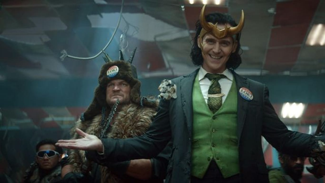 Loki (Tom Hiddleston, M) bekommt eine eigene Miniserie beim Streamingdienst Disney+.