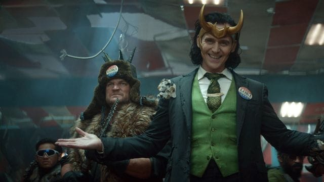 Loki (Tom Hiddleston, M) bekommt eine eigene Miniserie beim Streamingdienst Disney+.