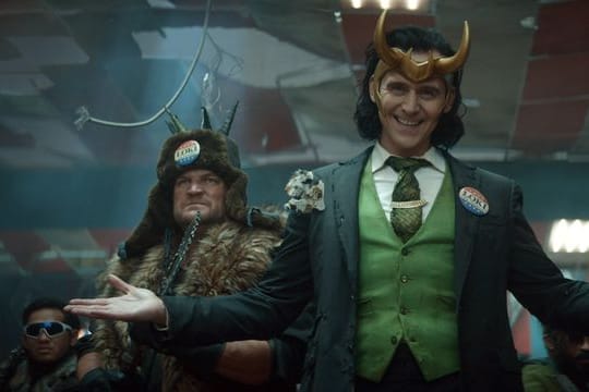 Loki (Tom Hiddleston, M) bekommt eine eigene Miniserie beim Streamingdienst Disney+.