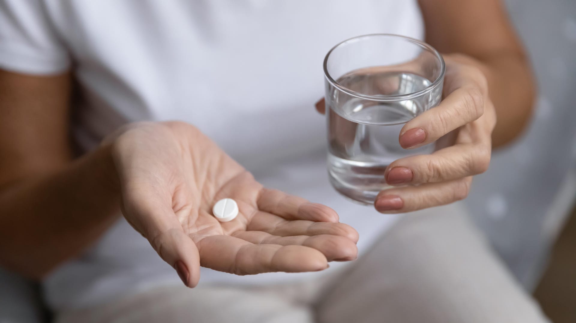 Antibiotika mit Wasser einnehmen: Milch oder Obstsaft kann die Wirksamkeit mindern.