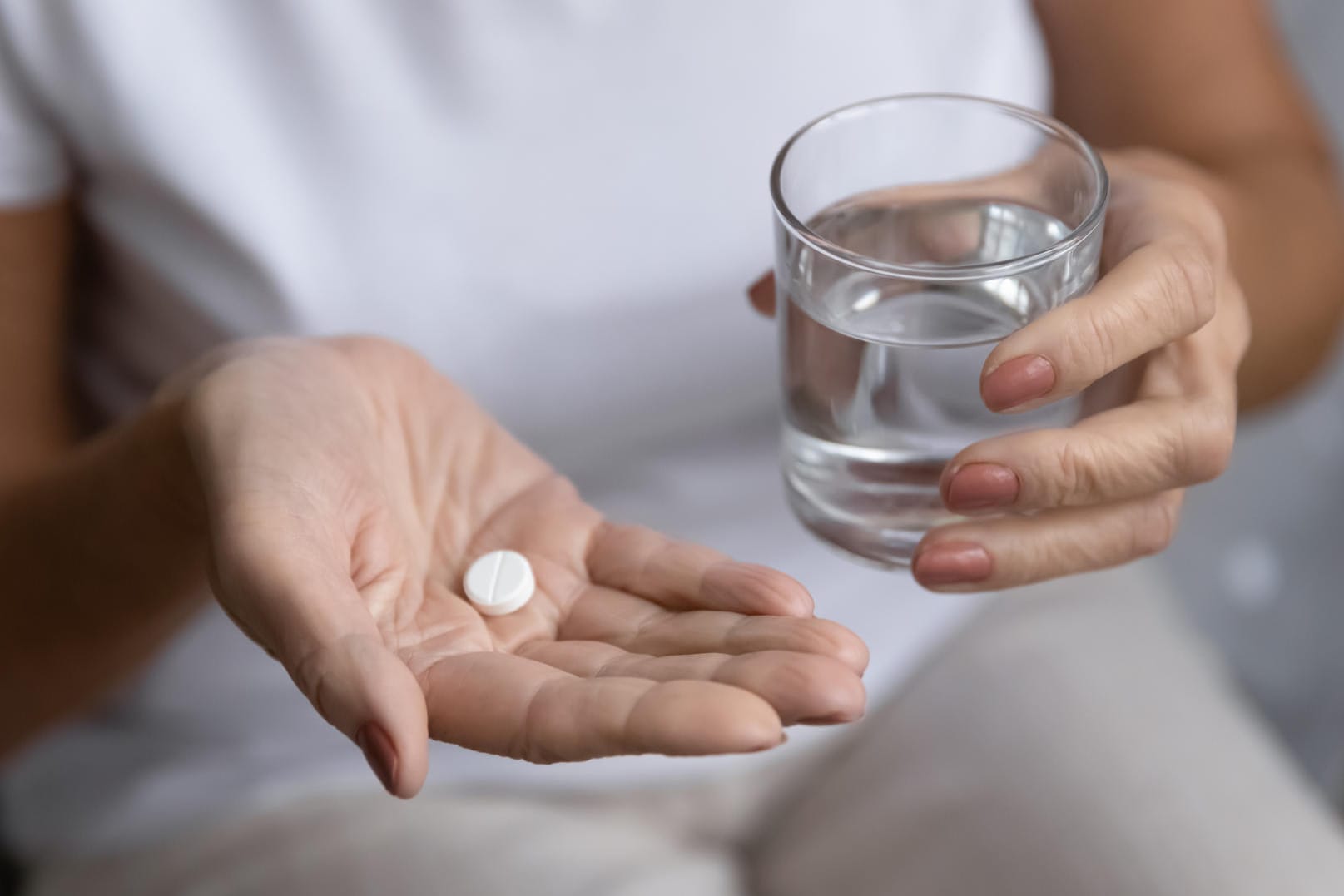 Antibiotika mit Wasser einnehmen: Milch oder Obstsaft kann die Wirksamkeit mindern.