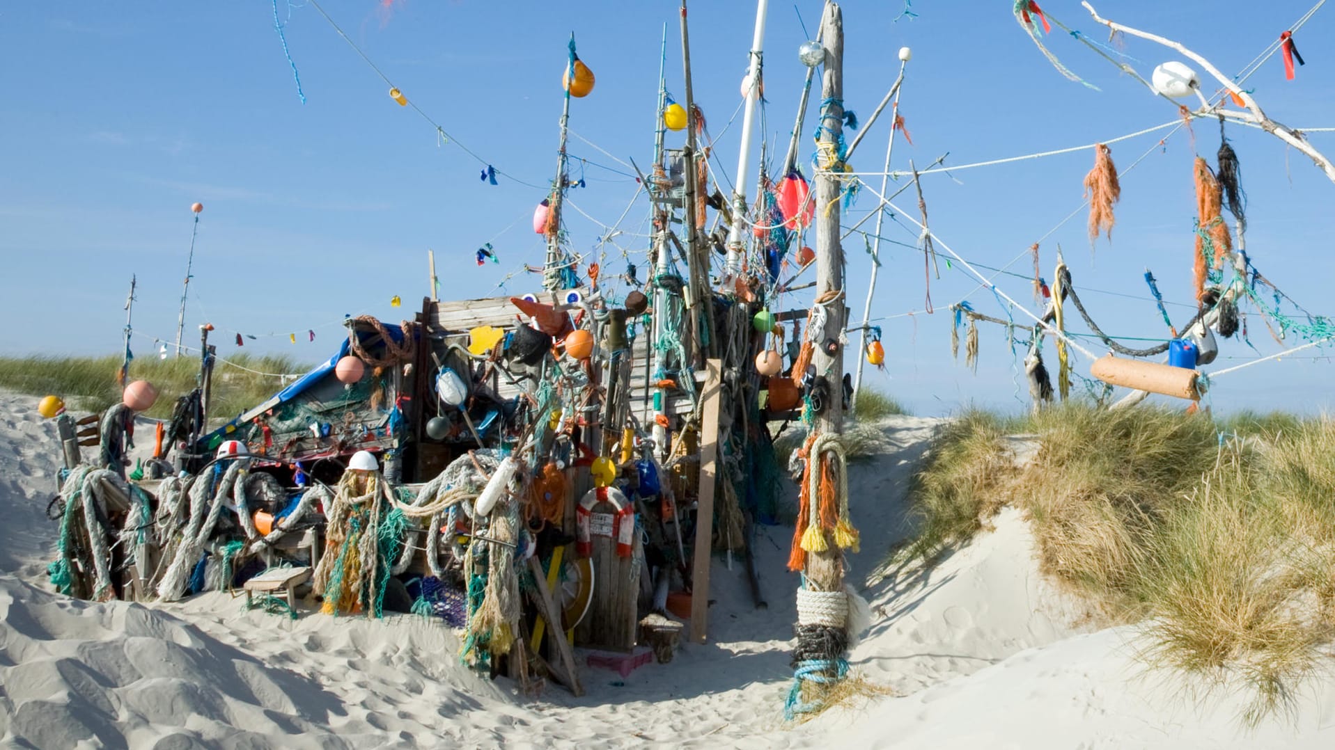 Hütte am Strand: Auf Amrum gibt es einige aus Meeresgut gebaute Hütten zu entdecken.