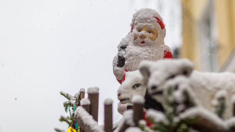 Weihnachtsmann: In einer Einkaufsstraße von Wyk saß auf einem Dach früher eine Weihnachtsmannfigur ähnlich wie diese – und zwar nicht nur zur Weihnachtszeit. (Symbolbild)