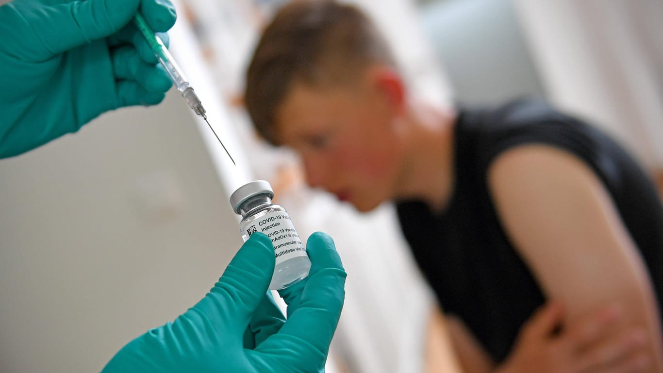 Teenager wird geimpft: Die Ständige Impfkommission rät, nur Kinder mit bestimmten Vorerkrankungen gegen das Coronavirus zu impfen. (Symbolfoto)