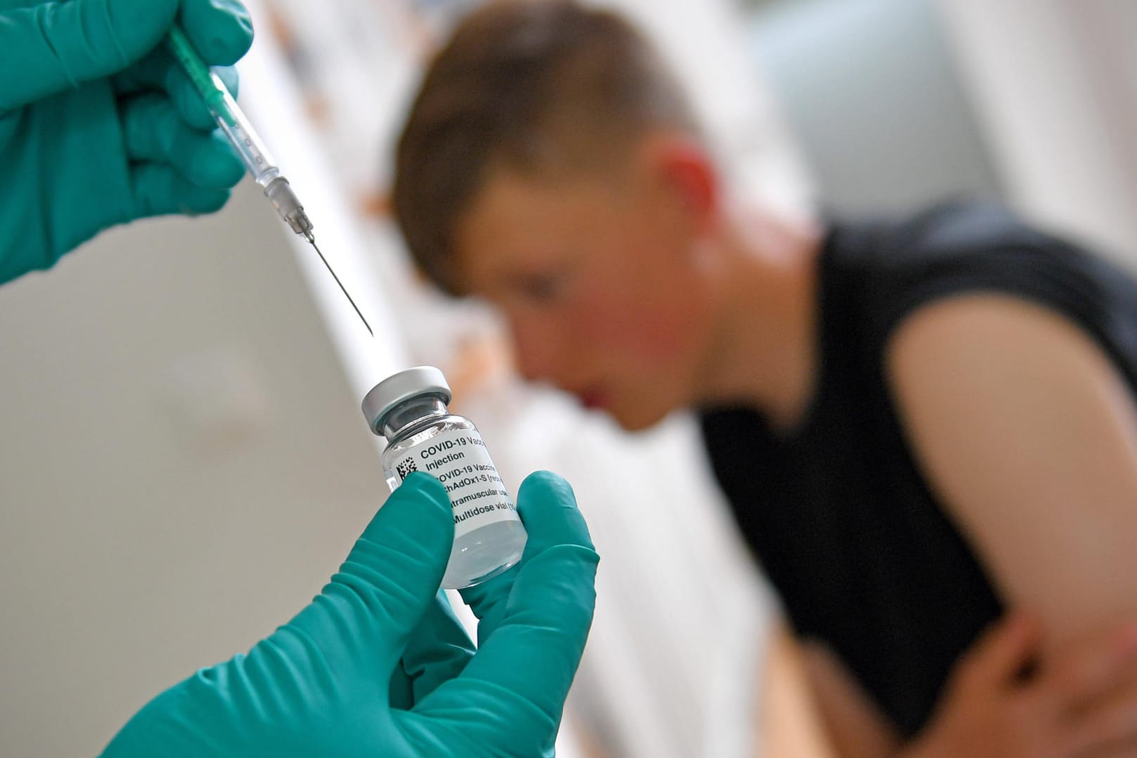 Teenager wird geimpft: Die Ständige Impfkommission rät, nur Kinder mit bestimmten Vorerkrankungen gegen das Coronavirus zu impfen. (Symbolfoto)