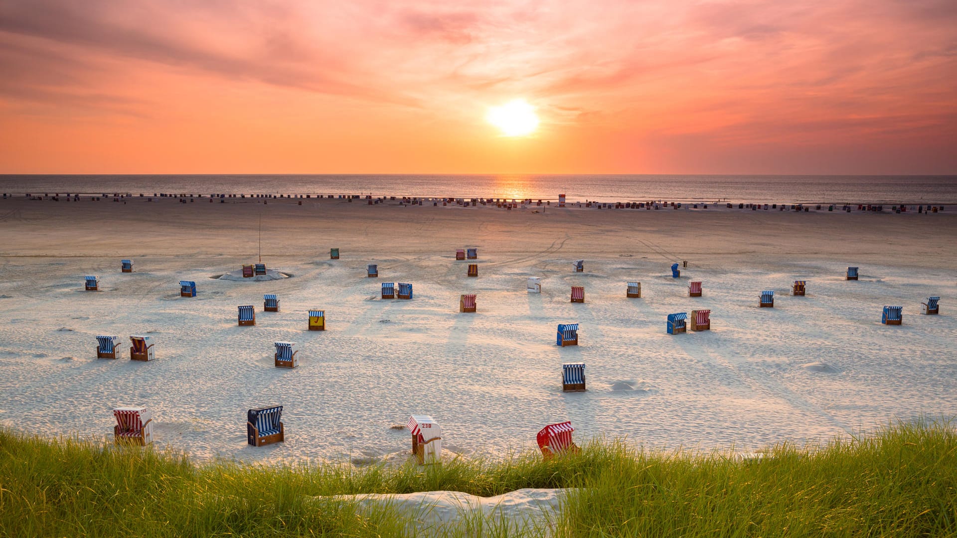 Strandkörbe auf Amrum: Der Kniepsand ist eine sehr langsam wandernde Sandbank westlich der Insel.