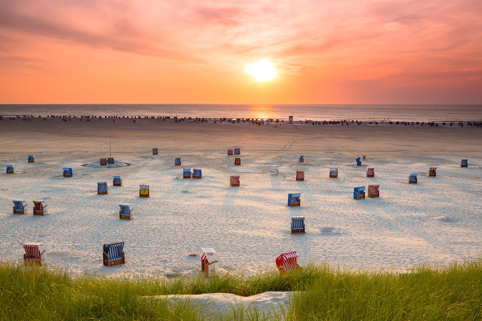 Strandkörbe auf Amrum: Der Kniepsand ist eine sehr langsam wandernde Sandbank westlich der Insel.