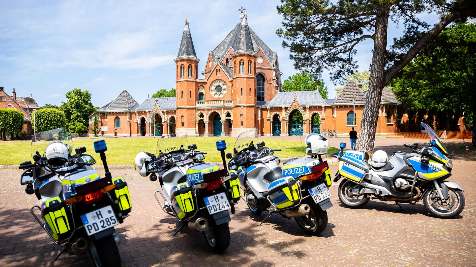 Motorräder der Polizei stehen vor Beginn der Beerdigung eines Mordopfers vor dem Haupteingang zum Stadtfriedhof Stöcken. Die Polizei hat die Veranstaltung abgesichert. Motorräder der Polizei stehen vor Beginn der Beerdigung eines Mordopfers vor dem Haupteingang zum Stadtfriedhof Stöcken. Die Polizei hat die Veranstaltung abgesichert.