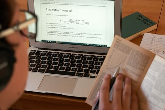 In einer Umfrage an der Universität Trier gab die Mehrheit der Studierenden an, dass für sie das Studium unter Corona-Vorzeichen schwieriger sei.