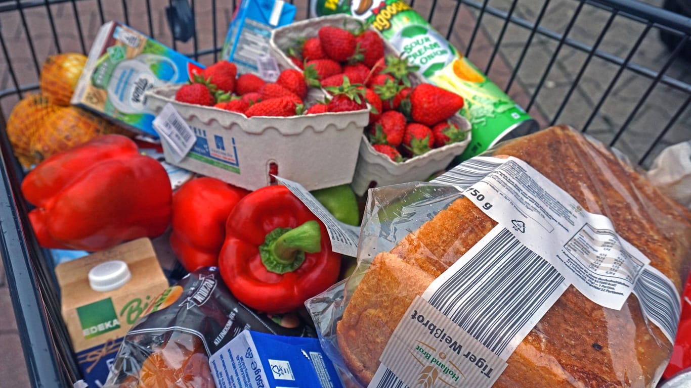 Einkäufe im Supermarkt: Auch die Lebensmittelpreise stiegen zuletzt an.
