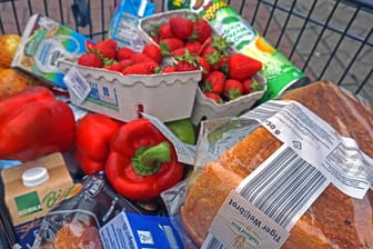 Einkäufe im Supermarkt: Auch die Lebensmittelpreise stiegen zuletzt an.