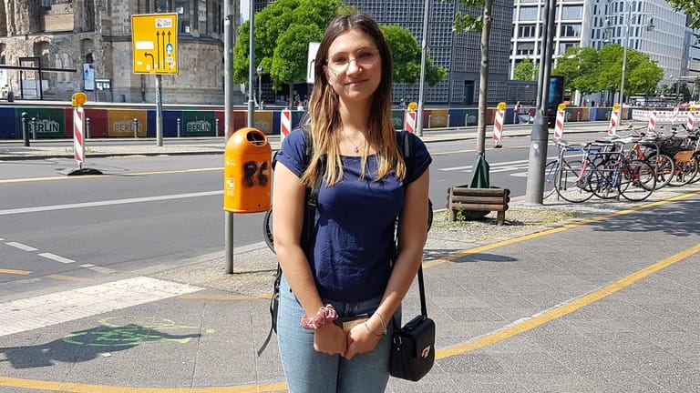 Die 18-Jährige Cristina findet es in Deutschland günstiger als in Italien.