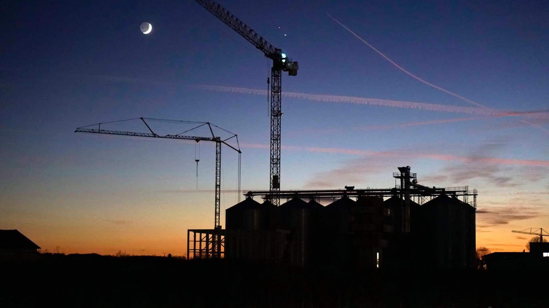 Eine Baustelle in der Abenddämmerung (Symbolbild): Der Mann war vom Dach eines Hauses gefallen.