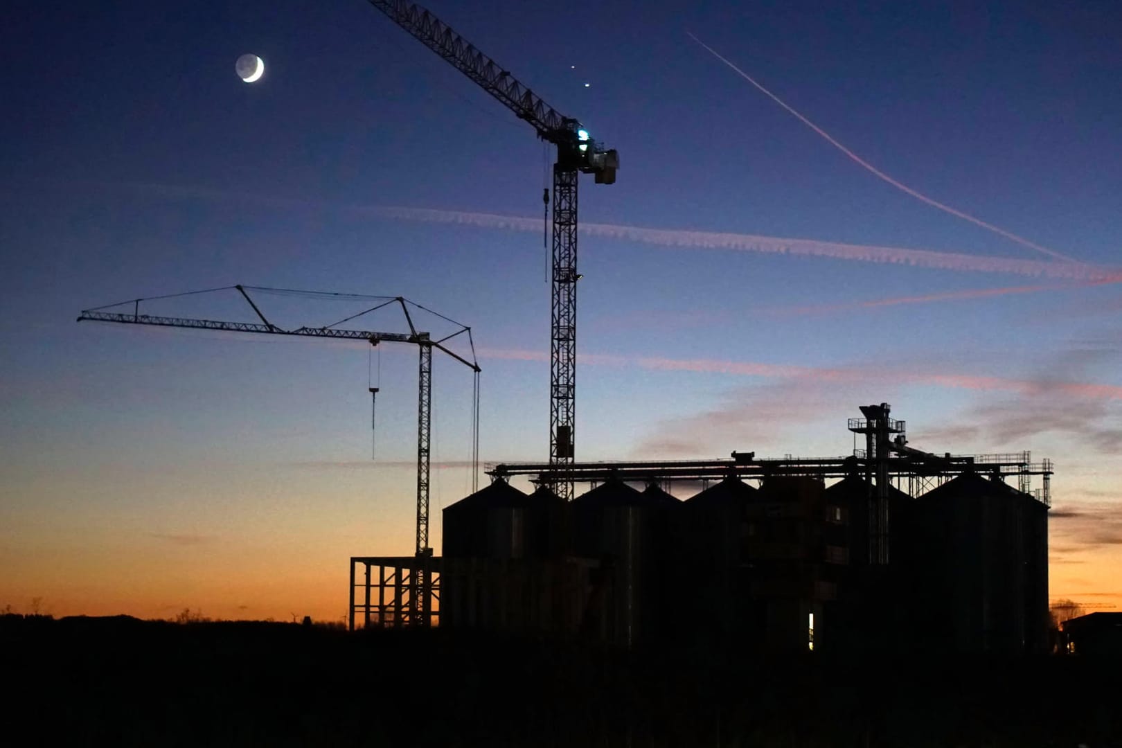 Eine Baustelle in der Abenddämmerung (Symbolbild): Der Mann war vom Dach eines Hauses gefallen.