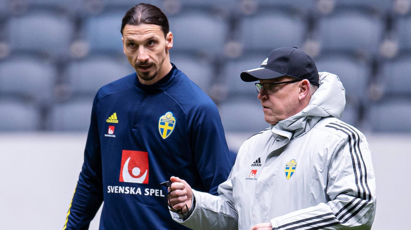Zlatan Ibrahimovic (l.) im Gespräch mit Janne Andersson: Der Stürmerstar fällt für die EM aus.