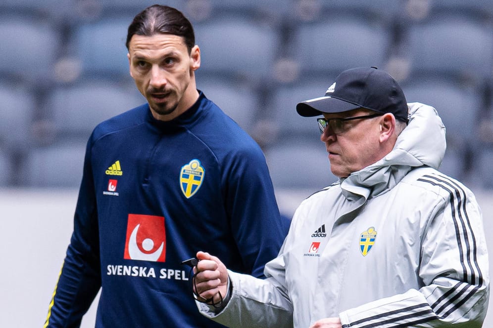 Zlatan Ibrahimovic (l.) im Gespräch mit Janne Andersson: Der Stürmerstar fällt für die EM aus.