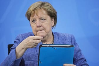 Angela Merkel (CDU) nach der Ministerpräsidentenkonferenz: Die Kanzlerin zeigt sich wegen der sinkenden Inzidenzen erfreut, warnt aber vor der Delta-Variante.