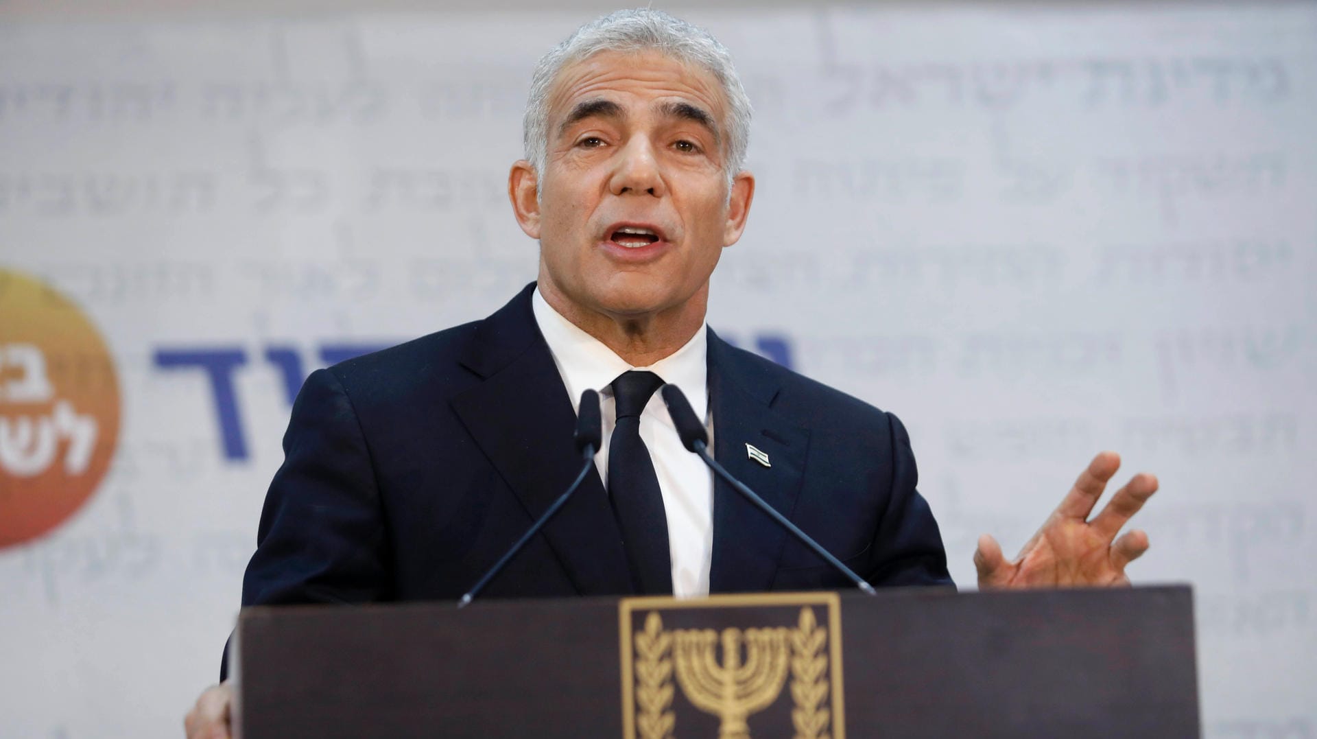 Jair Lapid bei einer Pressekonferenz in Tel Aviv: Der liberale gilt als Architekt hinter der neuen Koalition.