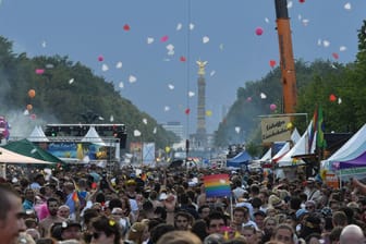 Tausende Menschen auf der Straße des 17. Juni: Berlins Regierender Bürgermeister meint, für solche Großveranstaltungen ist die Zeit noch nicht gekommen.