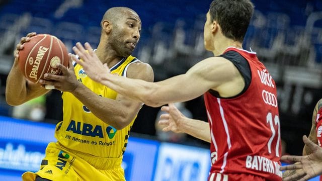 Vladimir Lucic (r) überagte beim Bayern-Auswärtssieg bei Alba Berlin (rechts: Jayson Granger). Vladimir Lucic (r) überagte beim Bayern-Auswärtssieg bei Alba Berlin (rechts: Jayson Granger).