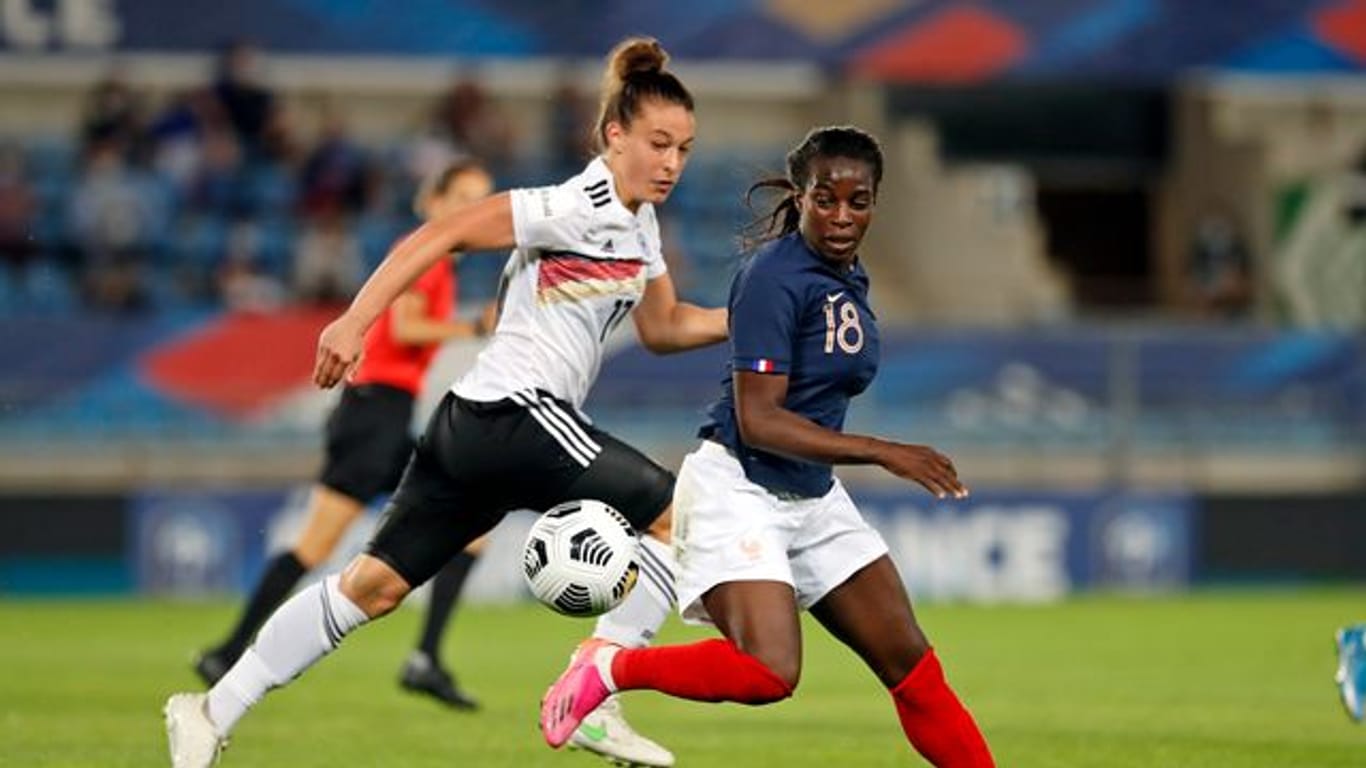 Felicitas Rauch (l) musste sich mit den DFB-Frauen Frankreich knapp geschlagen geben.