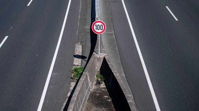 Schwarz auf weiß und noch rot umrandet: Eigentlich nicht zu übersehen. Doch wer solche Schilder gleich mehrfach hintereinander ignoriert, muss mit erhöhtem Bußgeld rechnen.