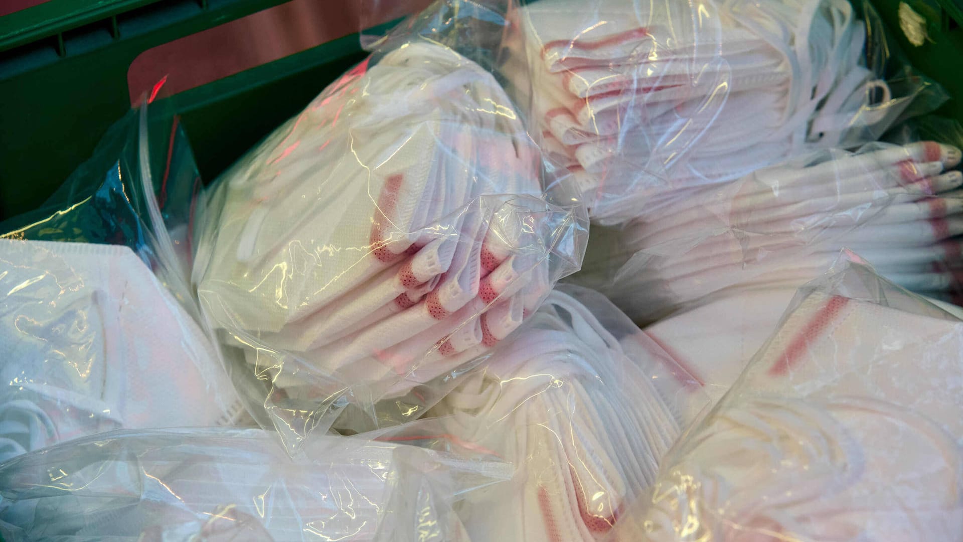 FFP2-Masken (Symbolbild): EU-Ermittler haben im vergangenen Jahr etliche gefälschte, minderwertige oder unsichere Anti-Corona-Produkte sichergestellt. FFP2-Masken (Symbolbild): EU-Ermittler haben im vergangenen Jahr etliche gefälschte, minderwertige oder unsichere Anti-Corona-Produkte sichergestellt.