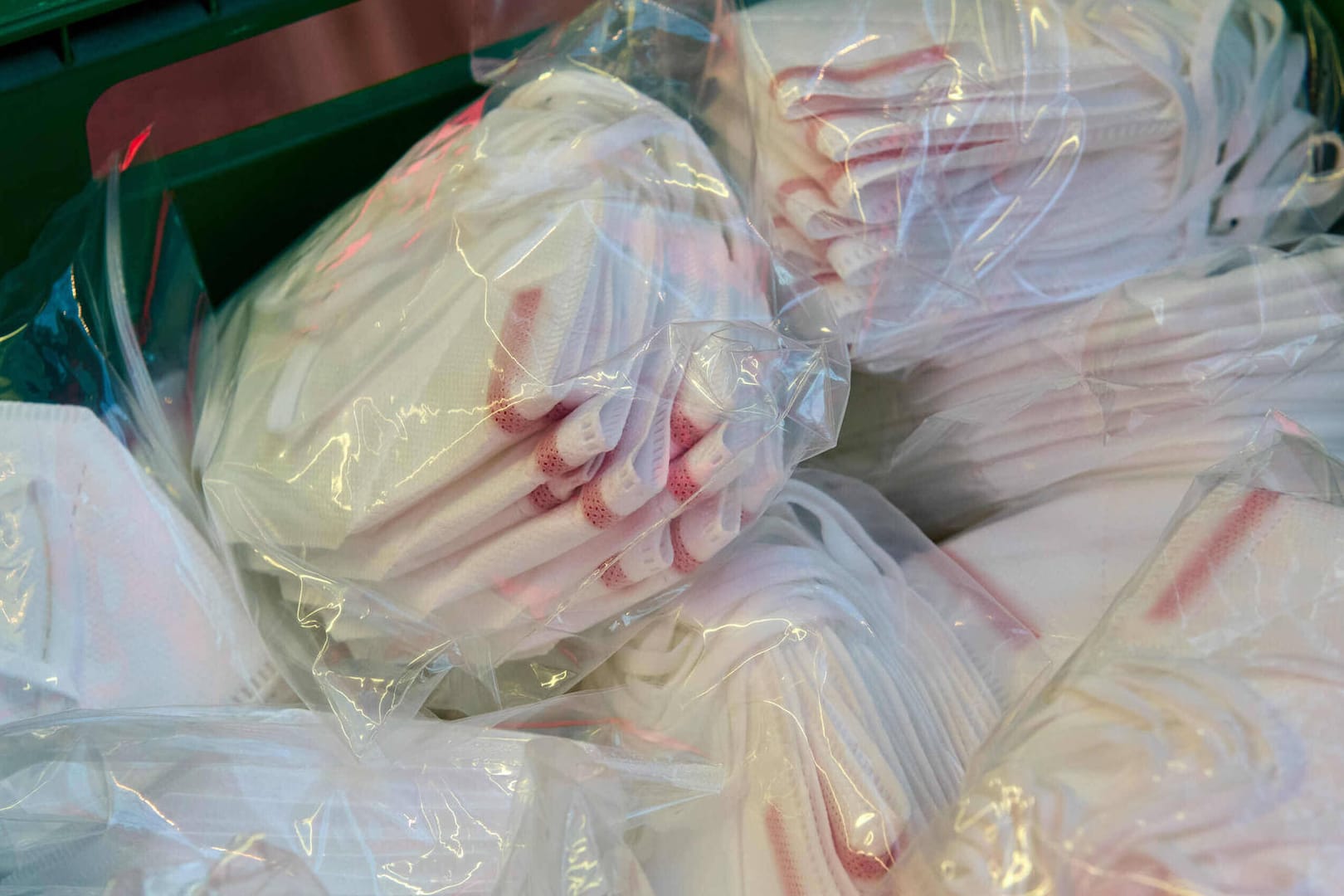 FFP2-Masken (Symbolbild): EU-Ermittler haben im vergangenen Jahr etliche gefälschte, minderwertige oder unsichere Anti-Corona-Produkte sichergestellt.