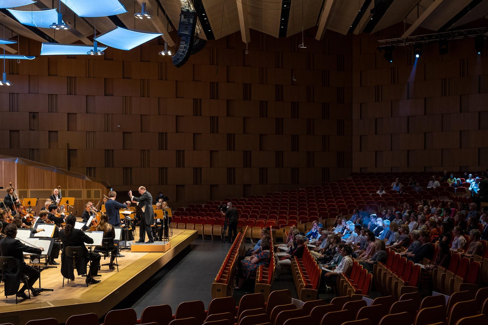 Die NDR Radiophilharmonie gibt im Großen Sendesaal des NDR ein Konzert: Das Konzert dient als Experiment zur Verteilung von Aerosolen im Raum.